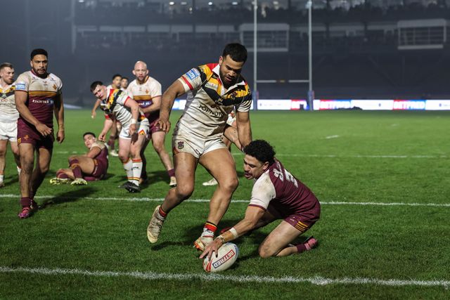 Jacob Gagai of Huddersfield Giants slips through for a sneaky try as he goes over during the Betfred Super League Round 5 match Bradford Bulls vs Huddersfield Giants at Odsal Stadium, Bradford, United Kingdom on 20 March 2026

(Photo by Mark Cosgrove/News Images)