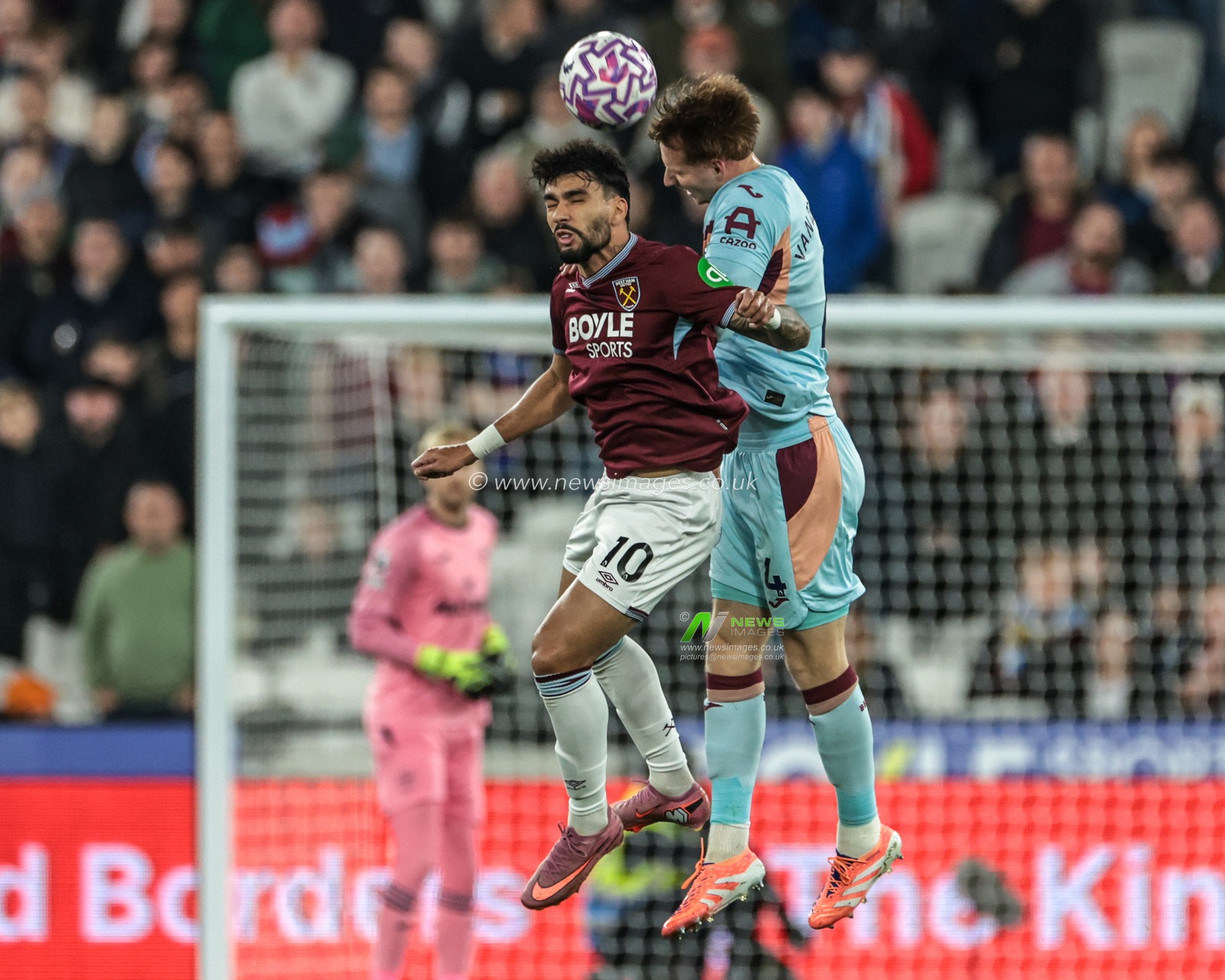 Lucas Paquetá of West Ham United and Sepp van den Berg of Brentford battle for the high ball during the Premier League match West Ham United vs Brentford at London Stadium, London, United Kingdom, 20th October 2025

(Photo by Mark Cosgrove/News Images)