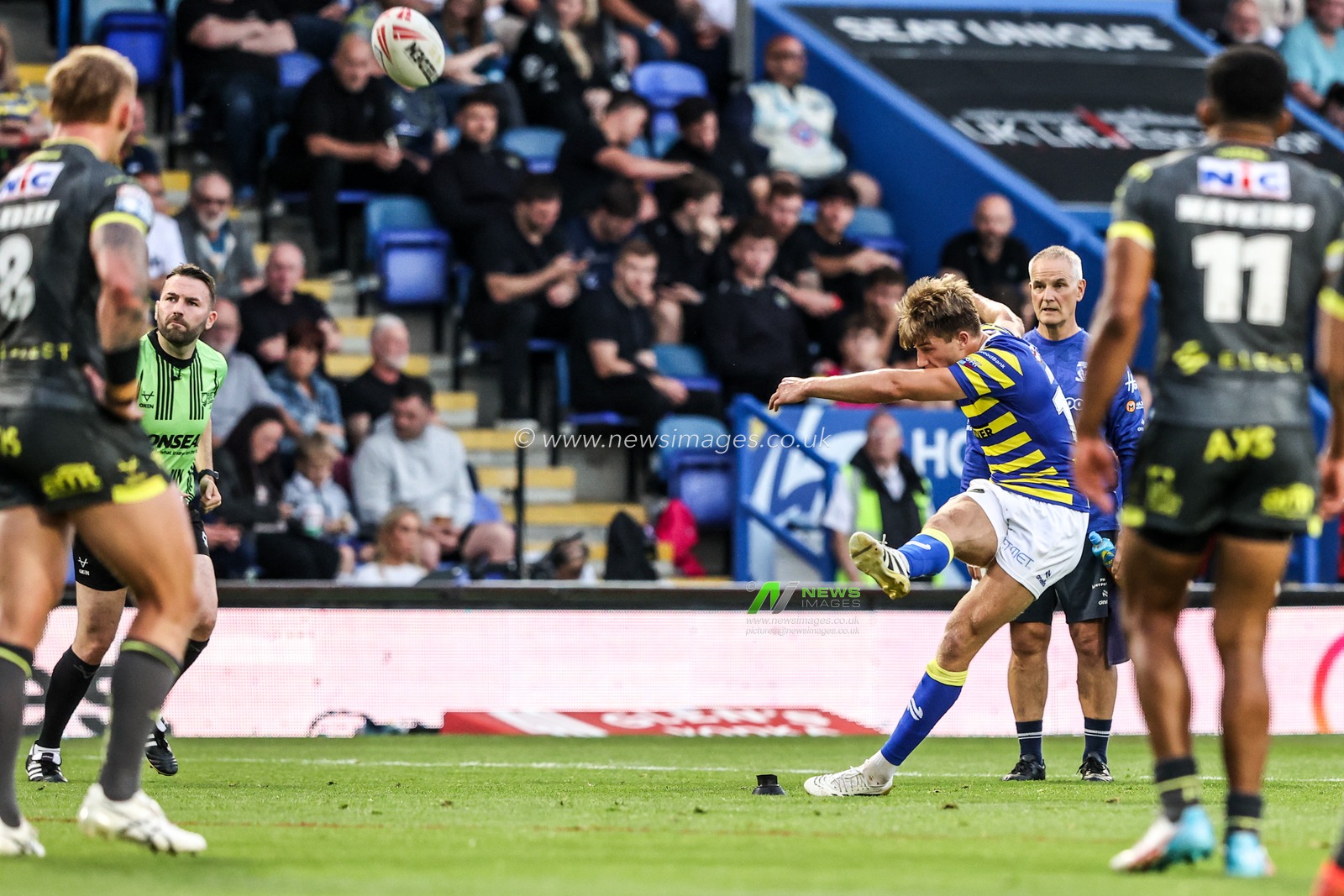 Ewan Irwin of Warrington Wolves scores a penalty during the Betfred Super League round 15 match Warrington Wolves vs Leeds Rhinos at The Halliwell Jones Stadium, Warrington, United Kingdom on 18 June 2026

(Photo by Alfie Cosgrove/News Images)