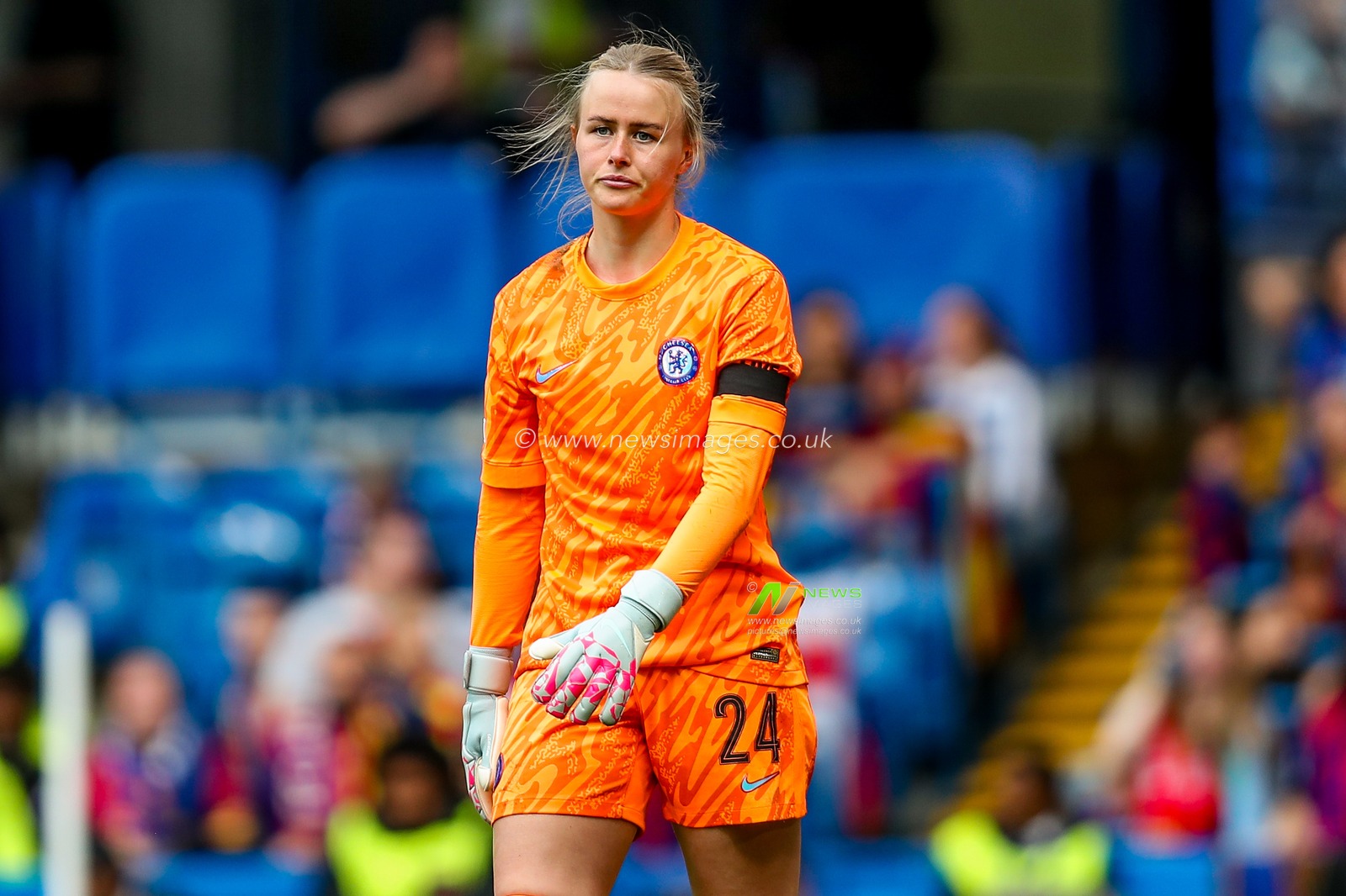Hannah Hampton of Chelsea Women looks on during the UEFA Women's Champions League Semi-Final match Chelsea vs Barcelona at Stamford Bridge, London, United Kingdom, 27th April 2025

(Photo by Izzy Poles/News Images)
