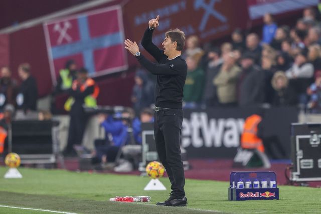 Julen Lopetegui manager of West Ham gives his team instructions during the Premier League match West Ham United vs Everton at London Stadium, London, United Kingdom, 9th November 2024

(Photo by Alfie Cosgrove/News Images)