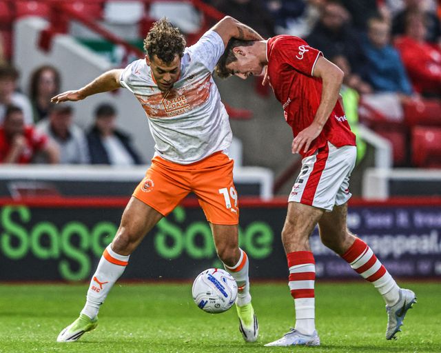 Dion Charles of Blackpool and Arley Kay of Barnsley battle for the ball during the Sky Bet League One match Barnsley vs Blackpool at Oakwell, Barnsley, United Kingdom on 02 September 2026

(Photo by Alfie Cosgrove/News Images)