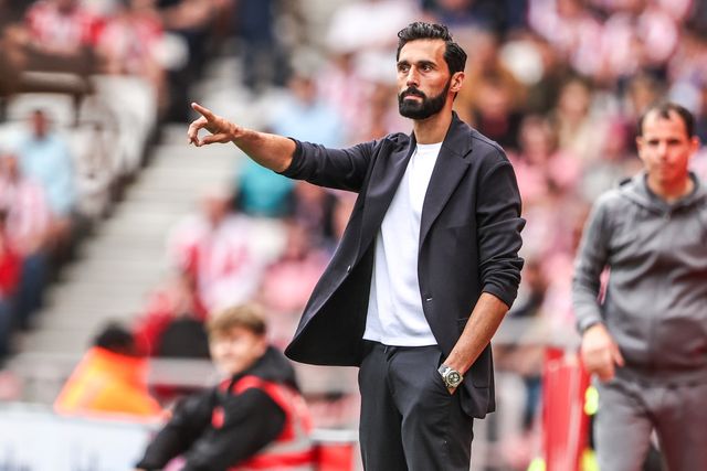 Alvaro Arbeloa manager of Fulham gives his team instructions during the Premier League match Sunderland vs Fulham at Stadium Of Light, Sunderland, United Kingdom on 30 August 2026

(Photo by Alfie Cosgrove/News Images)