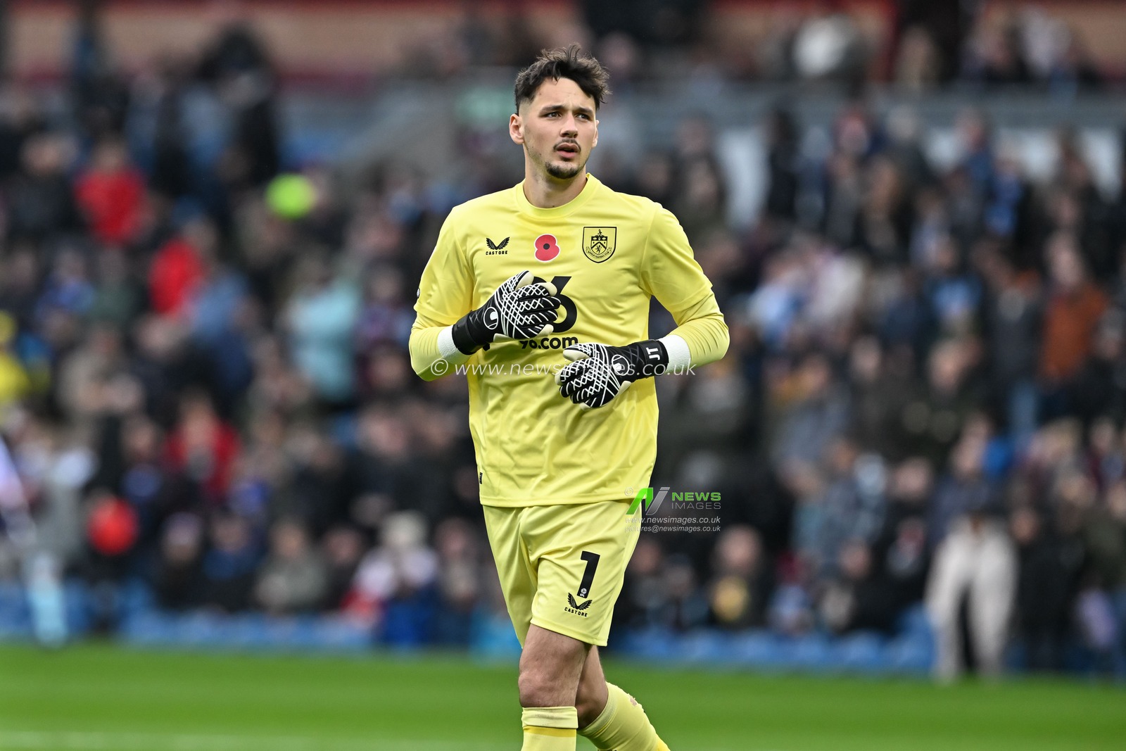 James Trafford of Burnley ahead of the Sky Bet Championship match Burnley vs Swansea City at Turf Moor, Burnley, United Kingdom, 10th November 2024

(Photo by Cody Froggatt/News Images)
