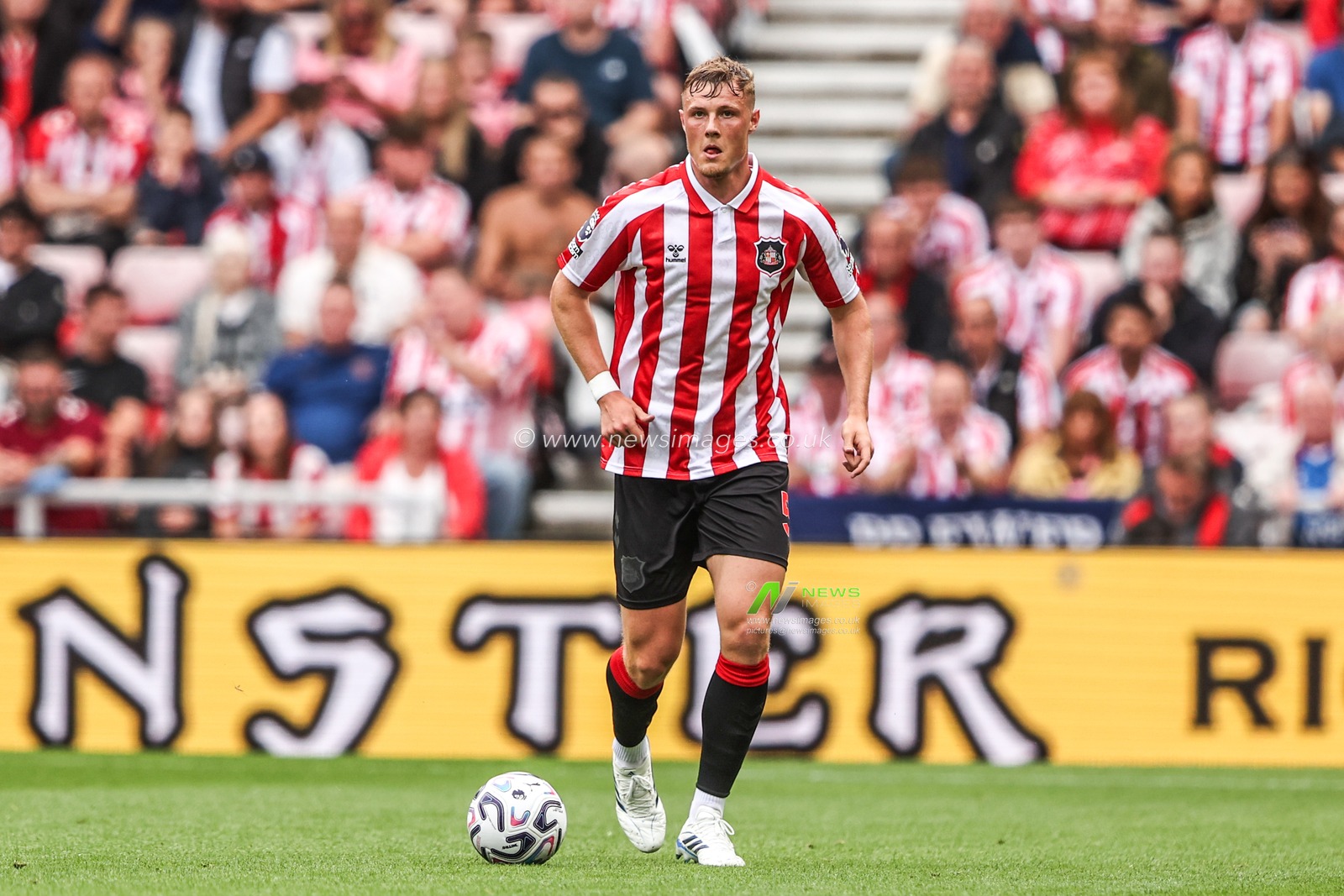 Daniel Ballard of Sunderland during the Premier League match Sunderland vs Fulham at Stadium Of Light, Sunderland, United Kingdom on 30 August 2026

(Photo by Alfie Cosgrove/News Images)