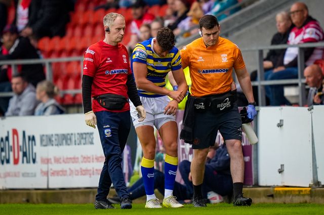 Zack Gardner of Warrington goes off with an injury during the Betfred Super League round 14 match St Helens vs Warrington Wolves at The BrewDog Stadium, St Helens, United Kingdom on 11 June 2026

(Photo by Maynard Manyowa/News Images)