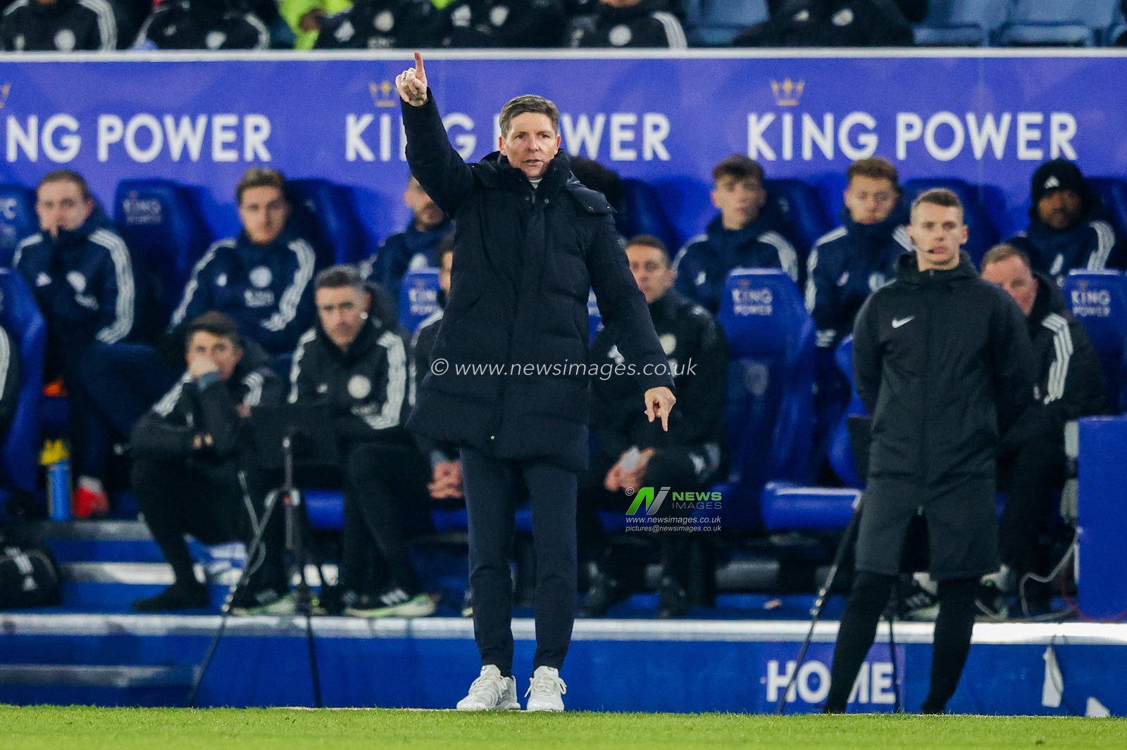 Oliver Glasner of Crystal Palace gives the team instructions during the Premier League match Leicester City vs Crystal Palace at King Power Stadium, Leicester, United Kingdom, 15th January 2025

(Photo by Alfie Cosgrove/News Images)