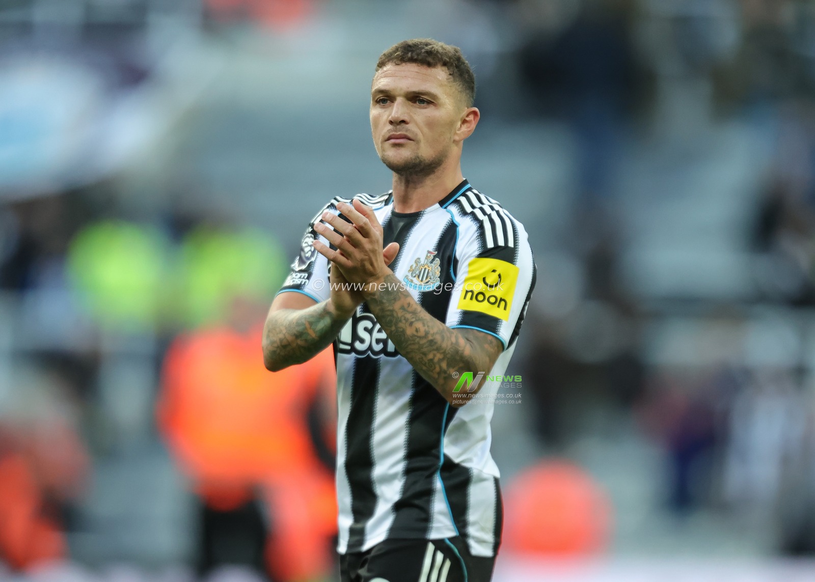 Kieran Trippier of Newcastle United applauds the fans after the final whistle during the Premier League match Newcastle United vs Fulham at St. James's Park, Newcastle, United Kingdom, 25th October 2025

(Photo by Richard Bierton/News Images)