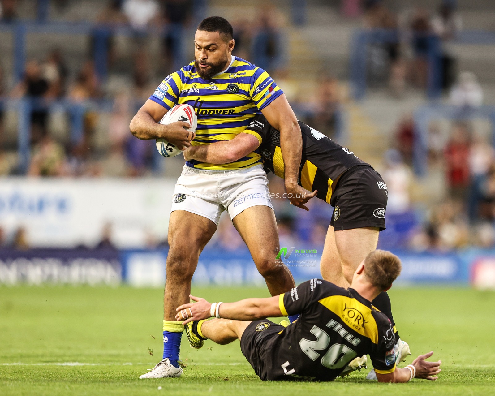 Toafofoa Sipley of Warrington Wolves is tackled by Tom Inman of York Knights during the Betfred Super League round 23 match Warrington Wolves vs York Knights at The Halliwell Jones Stadium, Warrington, United Kingdom on 13 August 2026

(Photo by Alfie Cosgrove/News Images)