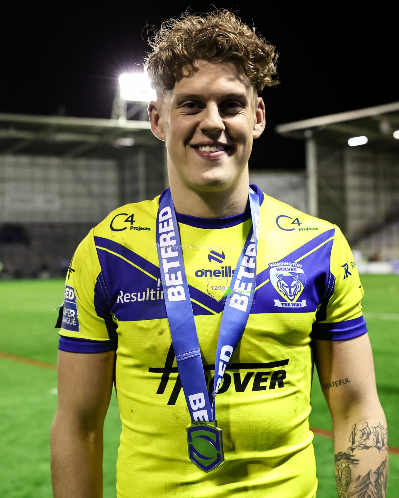 Arron Lindop of Warrington Wolves wins Betfred player of the match during the Betfred Super League Round 6 match Warrington Wolves vs Leeds Rhinos at Halliwell Jones Stadium, Warrington, United Kingdom, 28th March 2025

(Photo by Mark Cosgrove/News Images)