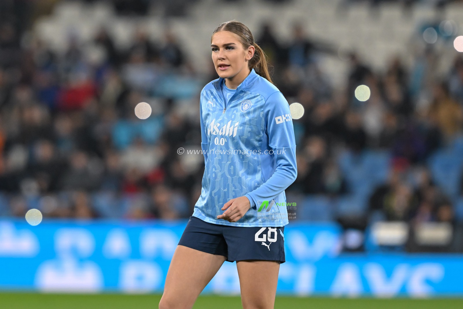 Gracie Prior of Manchester City Women warms up ahead of the Barclays Women's Super League match Manchester City Women vs Tottenham Hotspurâ€™s Women at Etihad Stadium, Manchester, United Kingdom, 8th November 2024

(Photo by Cody Froggatt/News Images)