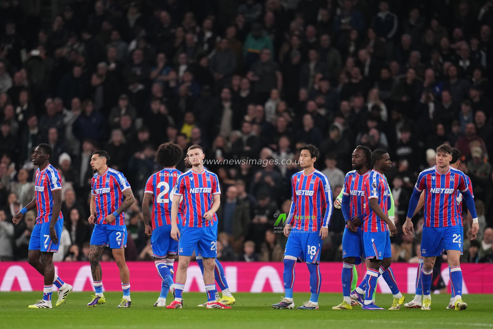 Crystal Palace players before kick off during the Premier League match Tottenham Hotspur vs Crystal Palace at Tottenham Hotspur Stadium, London, United Kingdom on 05 March 2026

(Photo by Harvey Murphy/News Images)