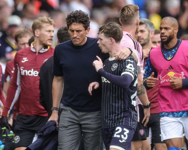 Keane Lewis-Potter of Brentford speaks with Keith Andrews manager of Brentford on their way to the dressing room at half time during the Premier League match Leeds United vs Brentford at Elland Road, Leeds, United Kingdom on 30 August 2026

(Photo by Mark Cosgrove/News Images)
