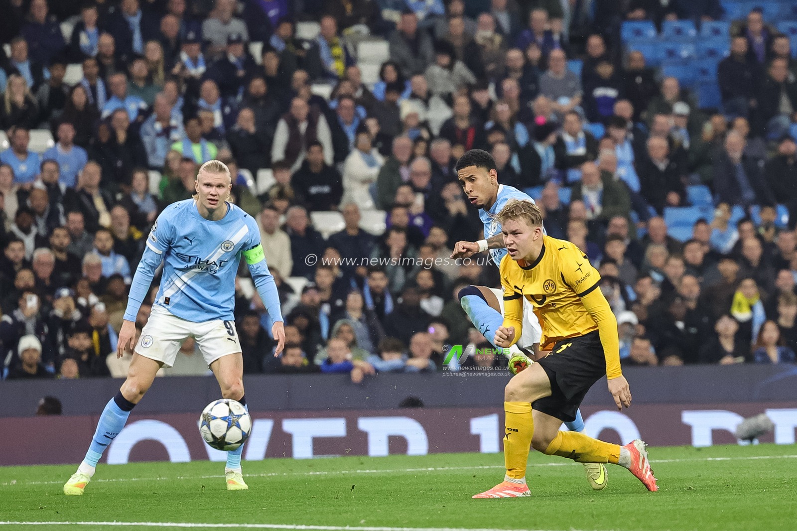 Savinho of Manchester City shoots on goal during the UEFA Champions League Matchday 4 of 8 Manchester City vs Borussia Dortmund at the City of Manchester Stadium, Manchester, United Kingdom, 5th November 2025

(Photo by Mark Cosgrove/News Images)

*** GER AUT SUI OUT ***