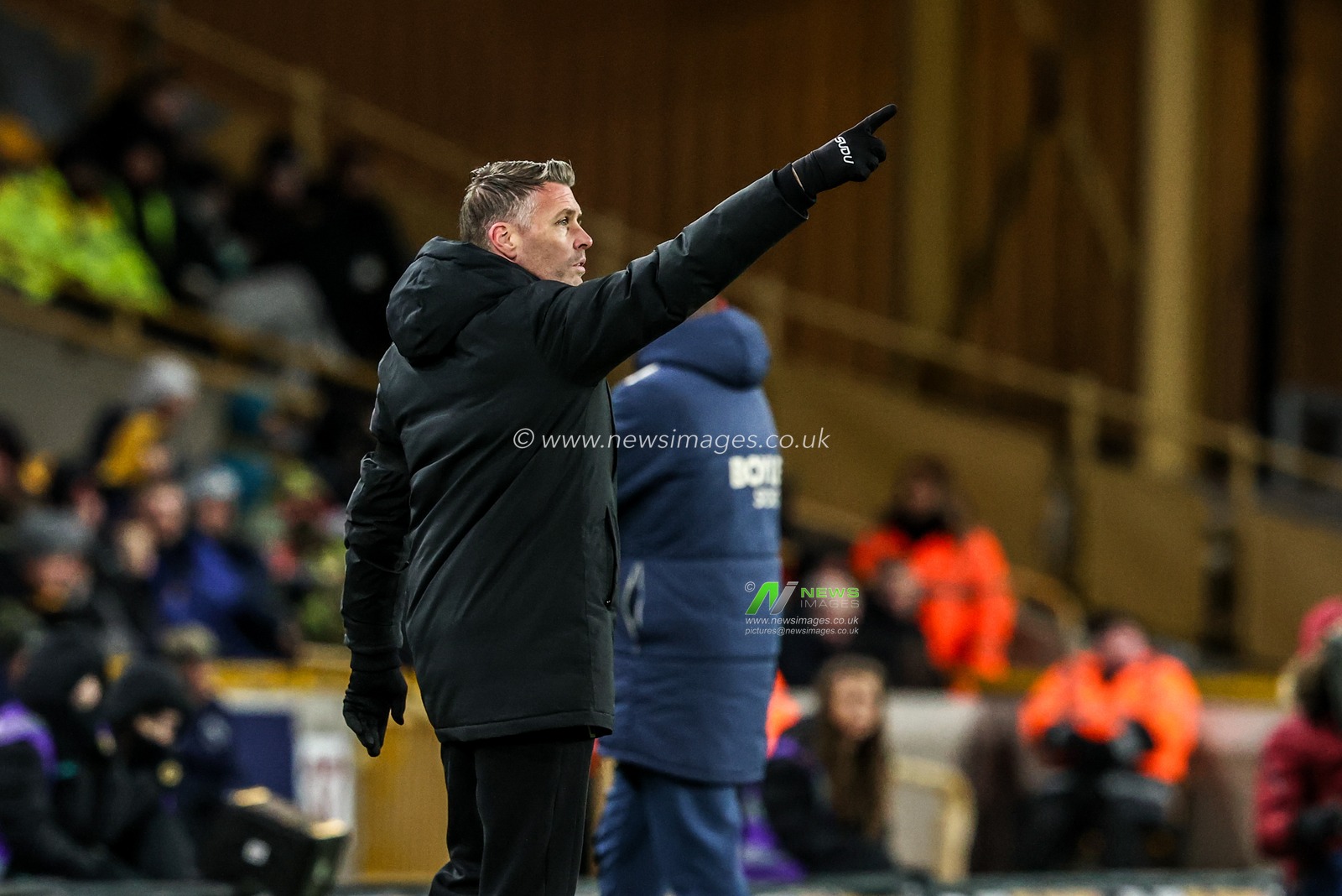 Rob Edwards manager of Wolverhampton Wanderers gives his team instructions during the Premier League match Wolverhampton Wanderers vs West Ham United at Molineux, Wolverhampton, United Kingdom, 3rd January 2026

(Photo by Alfie Cosgrove/News Images)

*** GER AUT SUI OUT ***