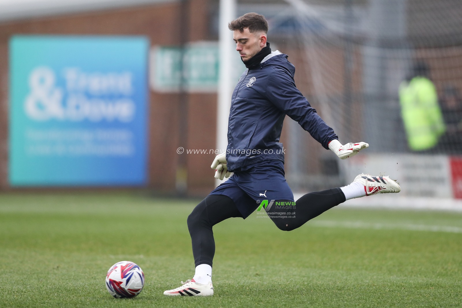 Harry Tyrer of Blackpool during the pre-game warm up ahead of the Sky Bet League 1 match Burton Albion vs Blackpool at Pirelli Stadium, Burton upon Trent, United Kingdom, 8th February 2025

(Photo by Gareth Evans/News Images)