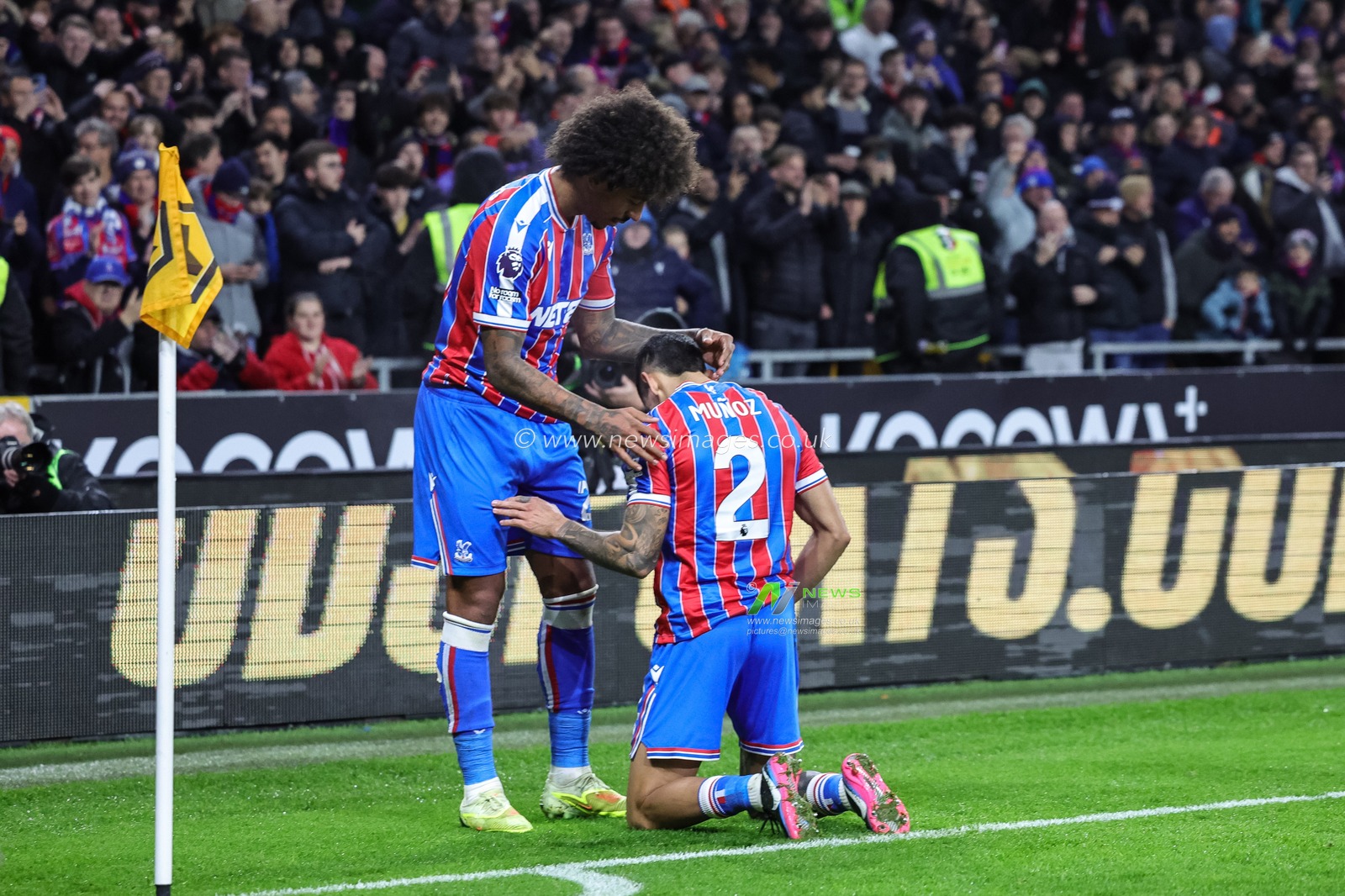 Daniel Munoz of Crystal Palace celebrates his goal to make it 0-1 during the Premier League match Wolverhampton Wanderers vs Crystal Palace at Molineux, Wolverhampton, United Kingdom, 22nd November 2025

(Photo by Mark Cosgrove/News Images)

*** GER AUT SUI OUT ***
