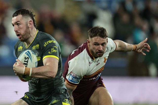 Cameron Smith of Leeds Rhinos goes over for a try during the Betfred Super League round 8 match Huddersfield Giants vs Leeds Rhinos at Accu Stadium, Huddersfield, United Kingdom on 17 April 2026

(Photo by Mark Cosgrove/News Images)