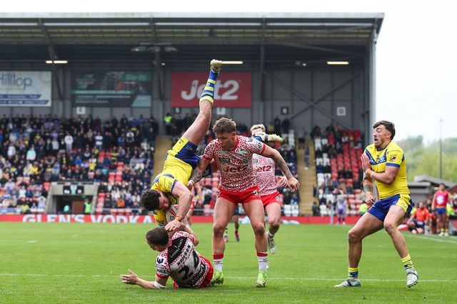 Toby King of Warrington Wolves catches the high ball during the Betfred Super League Round 8 match Leigh Leopards vs Warrington Wolves at Leigh Sports Village, Leigh, United Kingdom, 19th April 2025

(Photo by Gareth Evans/News Images)