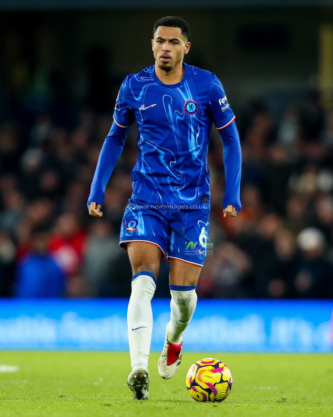 Levi Colwill of Chelsea runs with the ball during the Premier League match Chelsea vs Fulham at Stamford Bridge, London, United Kingdom, 26th December 2024

(Photo by Izzy Poles/News Images)