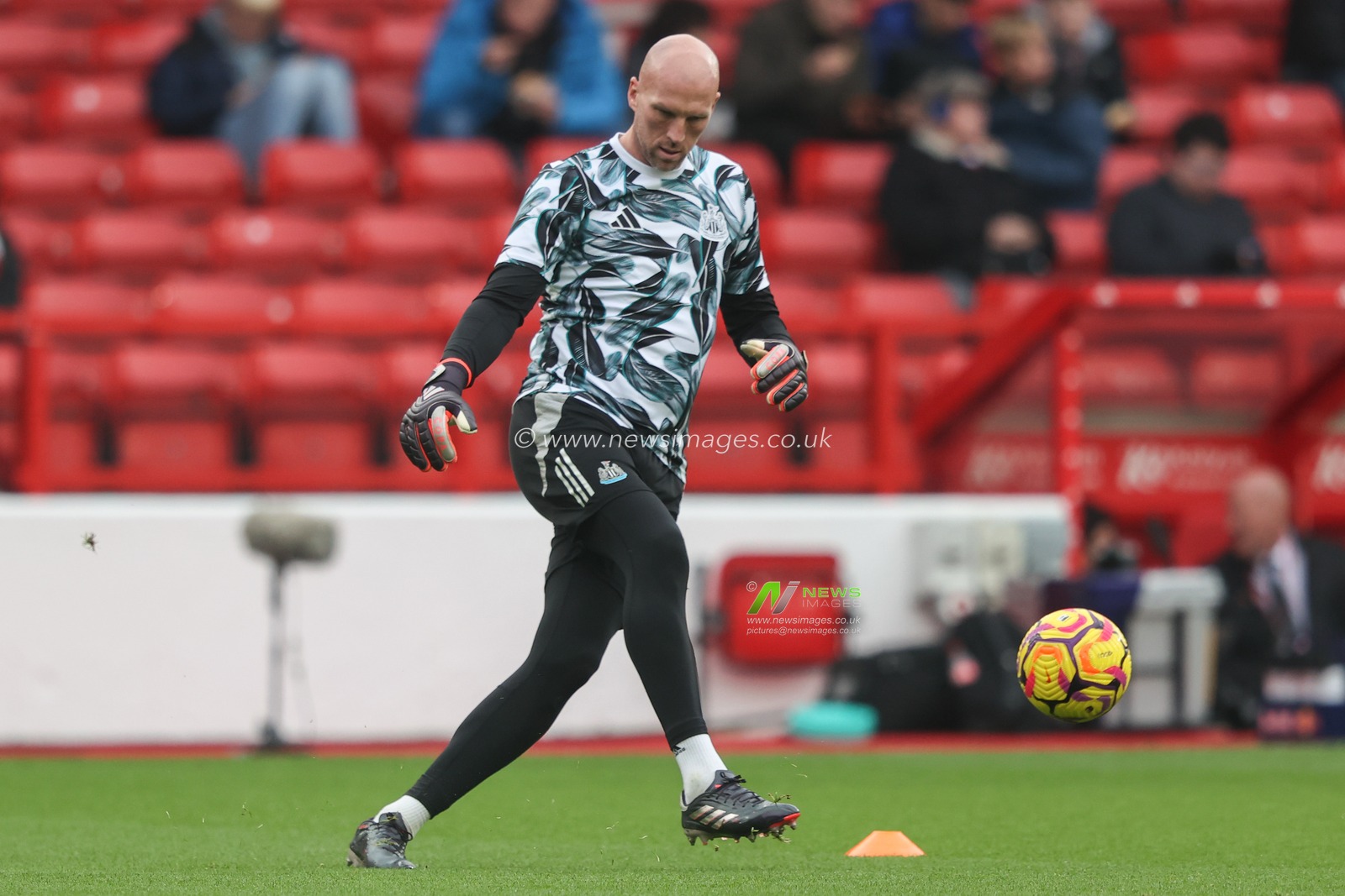 John Ruddy of Newcastle in the pregame warmup session during the Premier League match Nottingham Forest vs Newcastle United at City Ground, Nottingham, United Kingdom, 10th November 2024

(Photo by Alfie Cosgrove/News Images)