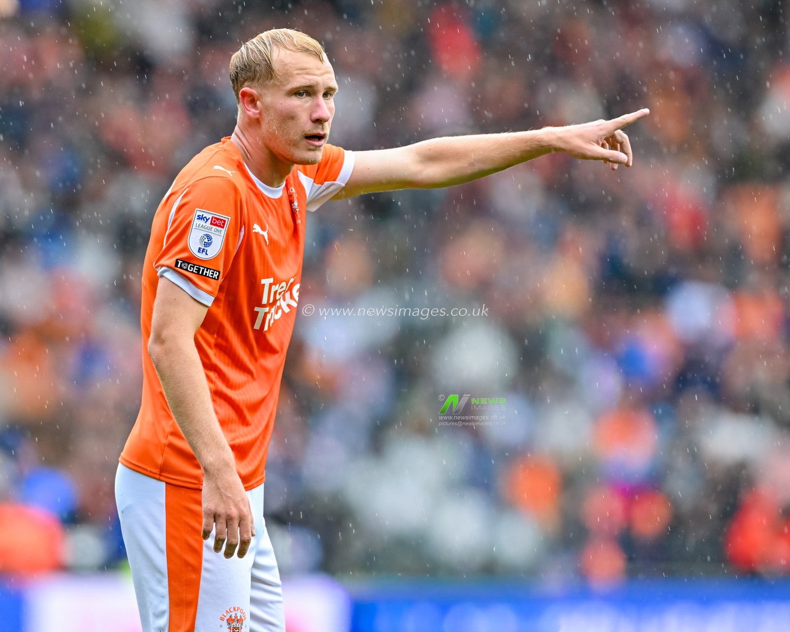 Jordan Brown of Blackpool during the Sky Bet League 1 match Blackpool vs Bolton Wanderers at Bloomfield Road, Blackpool, United Kingdom, 30th August 2025

(Photo by Adam Gee/News Images)