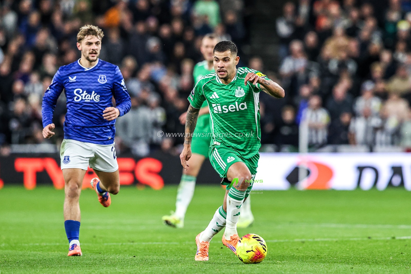 Bruno Guimaraes of Newcastle Untied breaks with the ball during the Premier League match Everton vs Newcastle United at Hill Dickinson Stadium, Liverpool, United Kingdom, 29th November 2025

(Photo by Alfie Cosgrove/News Images)

*** GER AUT SUI OUT ***