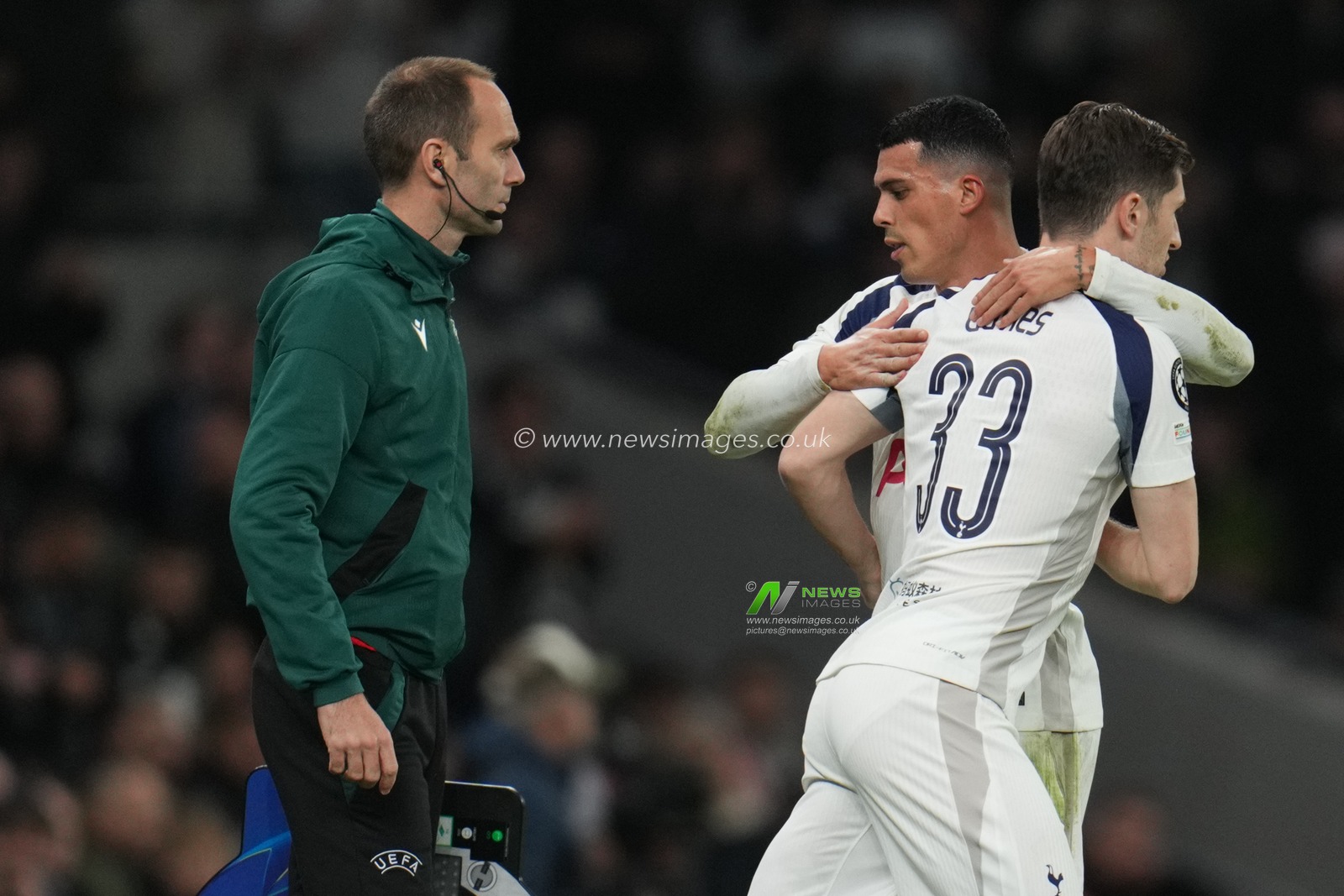 Pedro Porro of Tottenham Hotspur comes off for Ben Davies of Tottenham Hotspur during the UEFA Champions League Matchday 6 of 8 Tottenham Hotspur vs Slavia Prague at Tottenham Hotspur Stadium, London, United Kingdom, 9th December 2025

(Photo by Harvey Murphy/News Images)

*** GER AUT SUI OUT ***