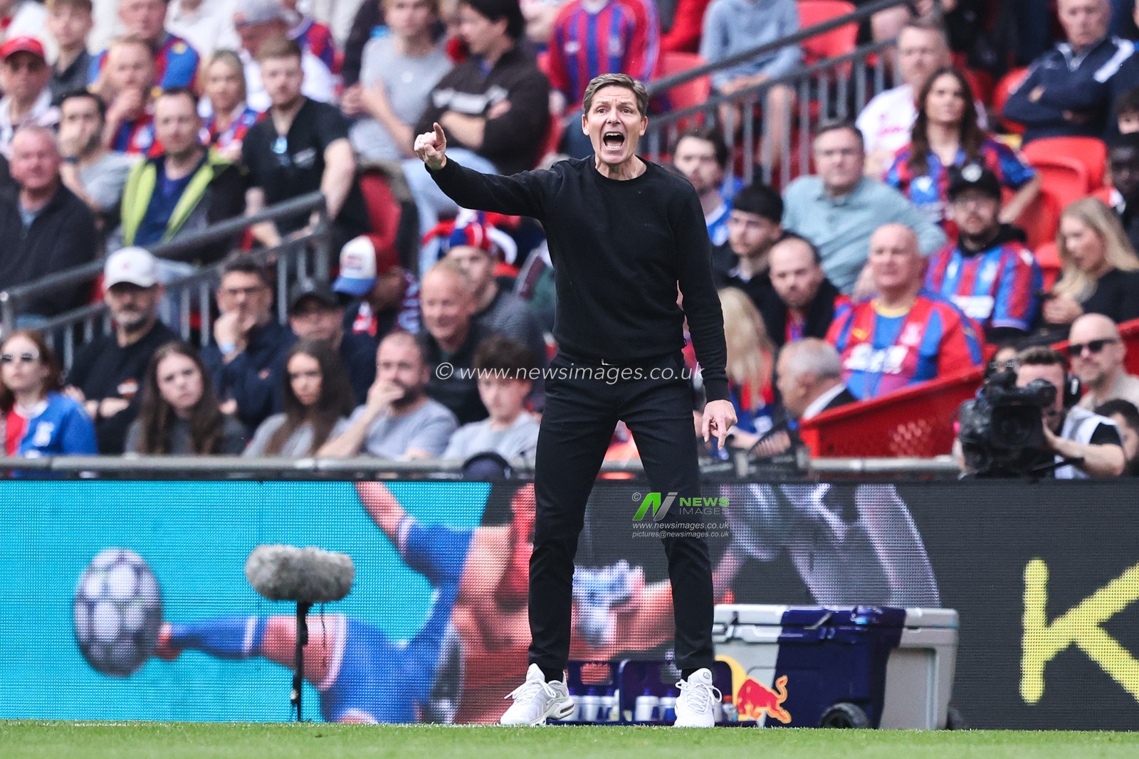 Oliver Glasner manager of Crystal Palace gives his players instructions during the Emirates FA Cup Semi-Final match Crystal Palace vs Aston Villa at Wembley Stadium, London, United Kingdom, 26th April 2025

(Photo by Alfie Cosgrove/News Images)