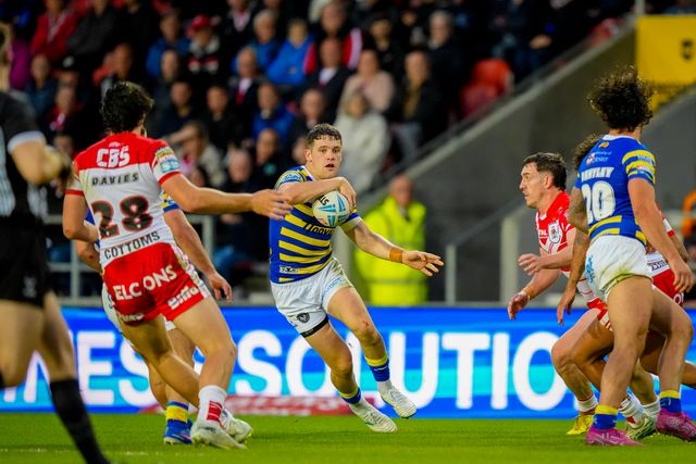 Leon Hayes of Warrington breaks with the ball during the Betfred Super League round 14 match St Helens vs Warrington Wolves at The BrewDog Stadium, St Helens, United Kingdom on 11 June 2026

(Photo by Maynard Manyowa/News Images)