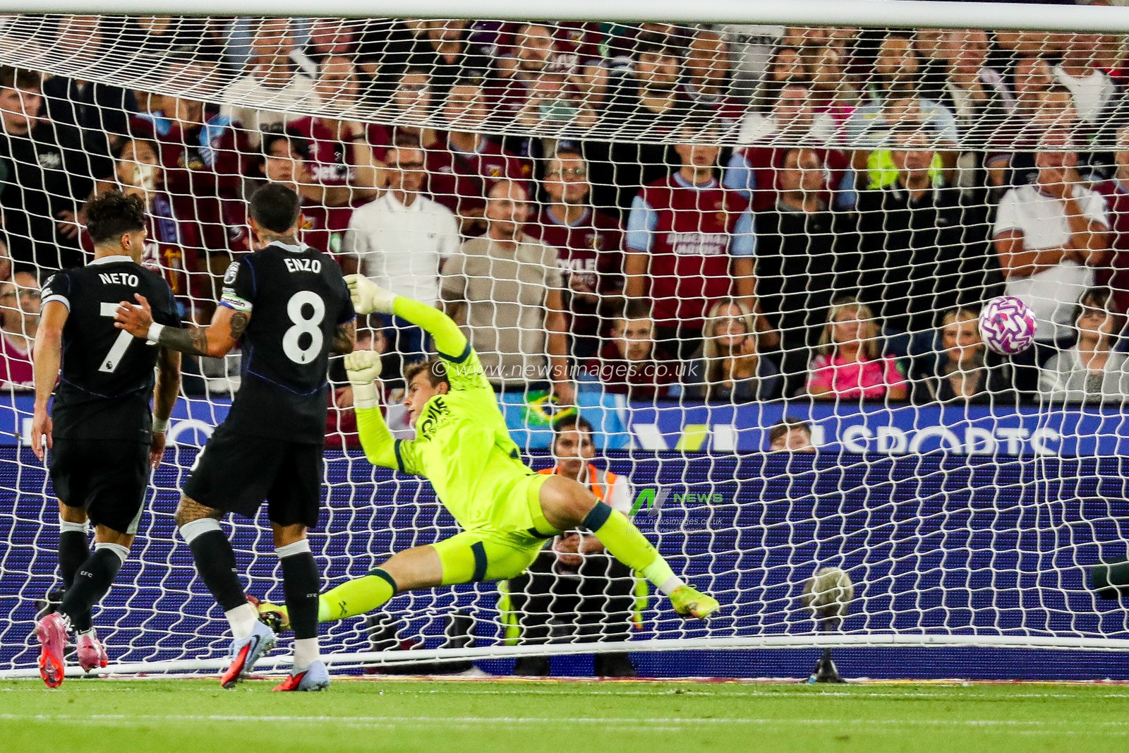 Pedro Neto of Chelsea scores to make it 1-2 during the Premier League match West Ham United vs Chelsea at London Stadium, London, United Kingdom, 22nd August 2025

(Photo by Izzy Poles/News Images)