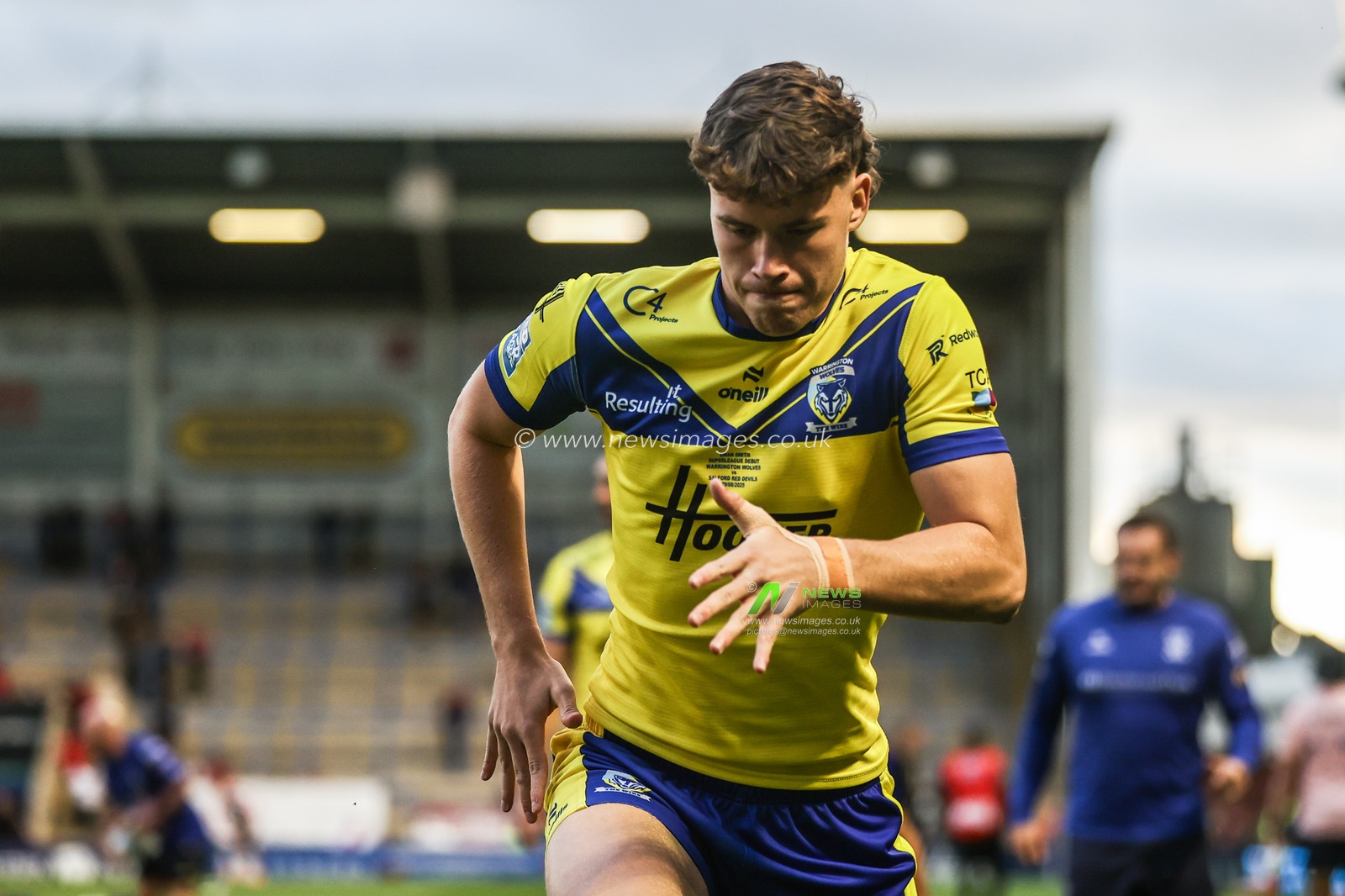 Ewan Smith of Warrington Wolves in the pre-game warm up during the Betfred Super League Round 24 match Warrington Wolves vs Salford Red Devils at Halliwell Jones Stadium, Warrington, United Kingdom, 29th August 2025

(Photo by Alfie Cosgrove/News Images)