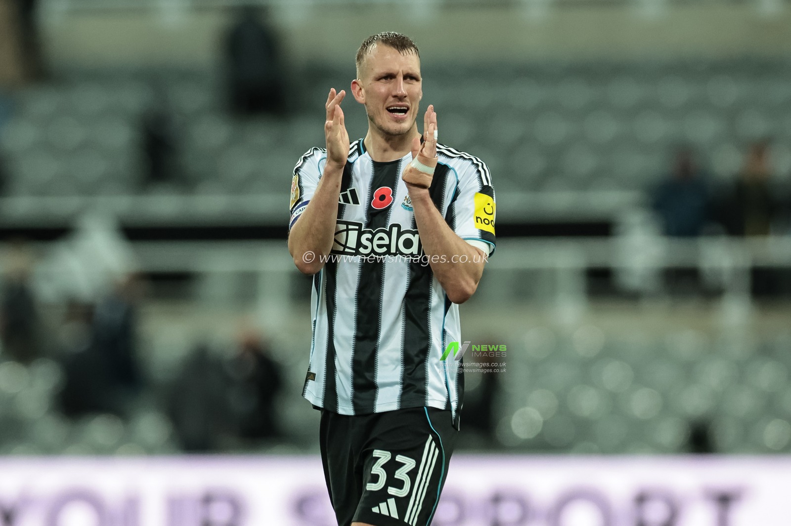 Dan Burn of Newcastle Untied applauds the fans after the final whistle during the Carabao Cup Last 16 Newcastle United vs Tottenham Hotspur at St. James's Park, Newcastle, United Kingdom, 29th October 2025

(Photo by Mark Cosgrove/News Images)

*** GER AUT SUI OUT ***