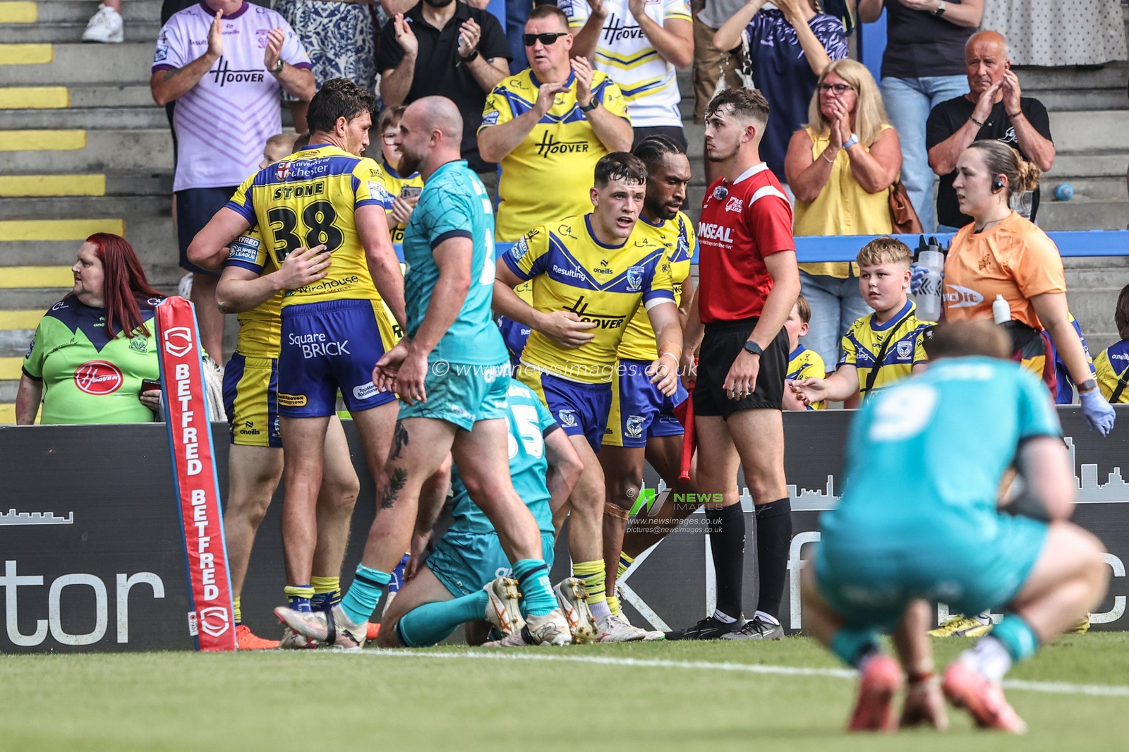Jake Thewlis of Warrington Wolves celebrates his try during the Betfred Super League round 15 match Warrington Wolves vs Huddersfield Giants at Halliwell Jones Stadium, Warrington, United Kingdom, 21st June 2025

(Photo by Alfie Cosgrove/News Images)