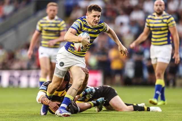 Josh Thewlis of Warrington Wolves evades tackles to go over for a try during the Betfred Super League round 23 match Warrington Wolves vs York Knights at The Halliwell Jones Stadium, Warrington, United Kingdom on 13 August 2026

(Photo by Alfie Cosgrove/News Images)