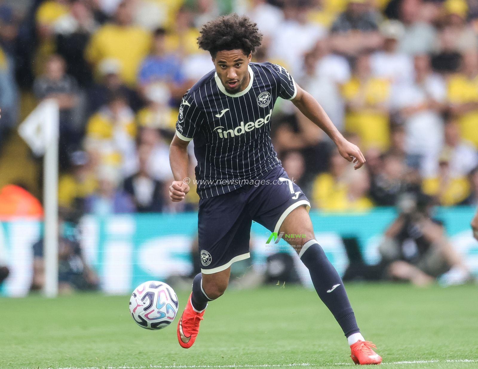 Kevin Schade of Brentford with the ball during the Premier League match Leeds United vs Brentford at Elland Road, Leeds, United Kingdom on 30 August 2026

(Photo by Mark Cosgrove/News Images)
