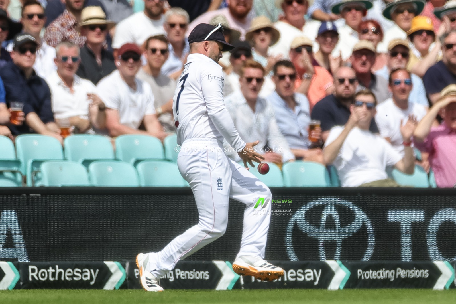 Ben Duckett of England drops the high ball off Glenn Phillips of New Zealand during the 2nd Rothesay Test Match Day 2 match England vs New Zealand at The Kia Oval, London, United Kingdom on 18 June 2026

(Photo by Mark Cosgrove/News Images)