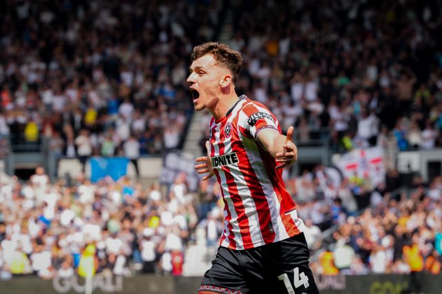 Harrison Burrows of Sheffield United protests Sammie Szmodics of Derby County scoring a goal to the linesman during the Sky Bet Championship match Derby County vs Sheffield United at Pride Park Stadium, Derby, United Kingdom on 02 May 2026

(Photo by Maynard Manyowa/News Images)
