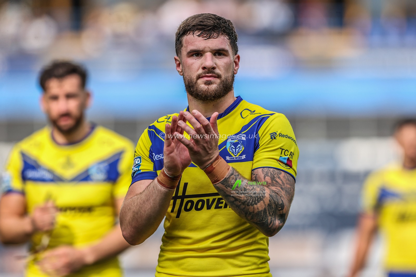 Connor Wrench of Warrington Wolves applauds the fans after the game during the Betfred Super League Round 23 match Huddersfield Giants vs Warrington Wolves at Accu Stadium, Huddersfield, United Kingdom, 24th August 2025

(Photo by Alfie Cosgrove/News Images)