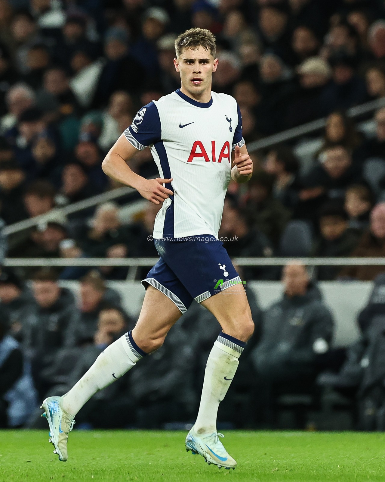 Micky van de Ven of Tottenham Hotspur during the Premier League match Tottenham Hotspur vs Chelsea at Tottenham Hotspur Stadium, London, United Kingdom, 8th December 2024

(Photo by Mark Cosgrove/News Images)