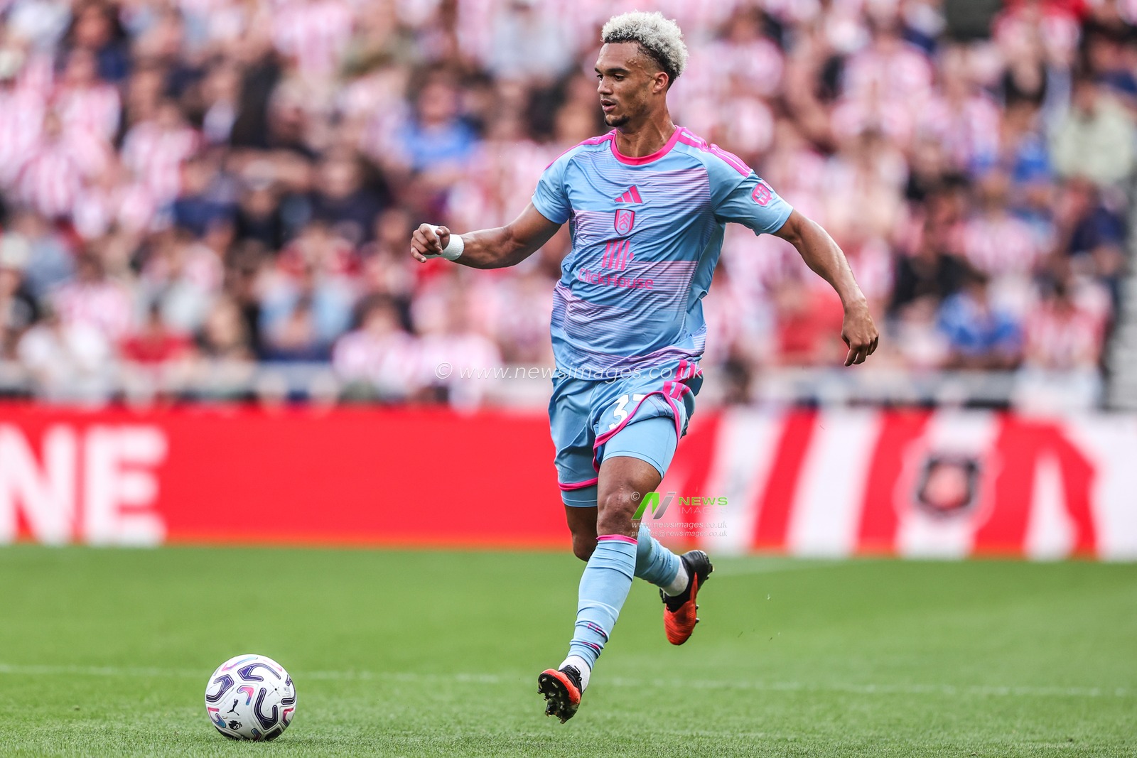Antonee Robinson of Fulham breaks with the ball during the Premier League match Sunderland vs Fulham at Stadium Of Light, Sunderland, United Kingdom on 30 August 2026

(Photo by Alfie Cosgrove/News Images)