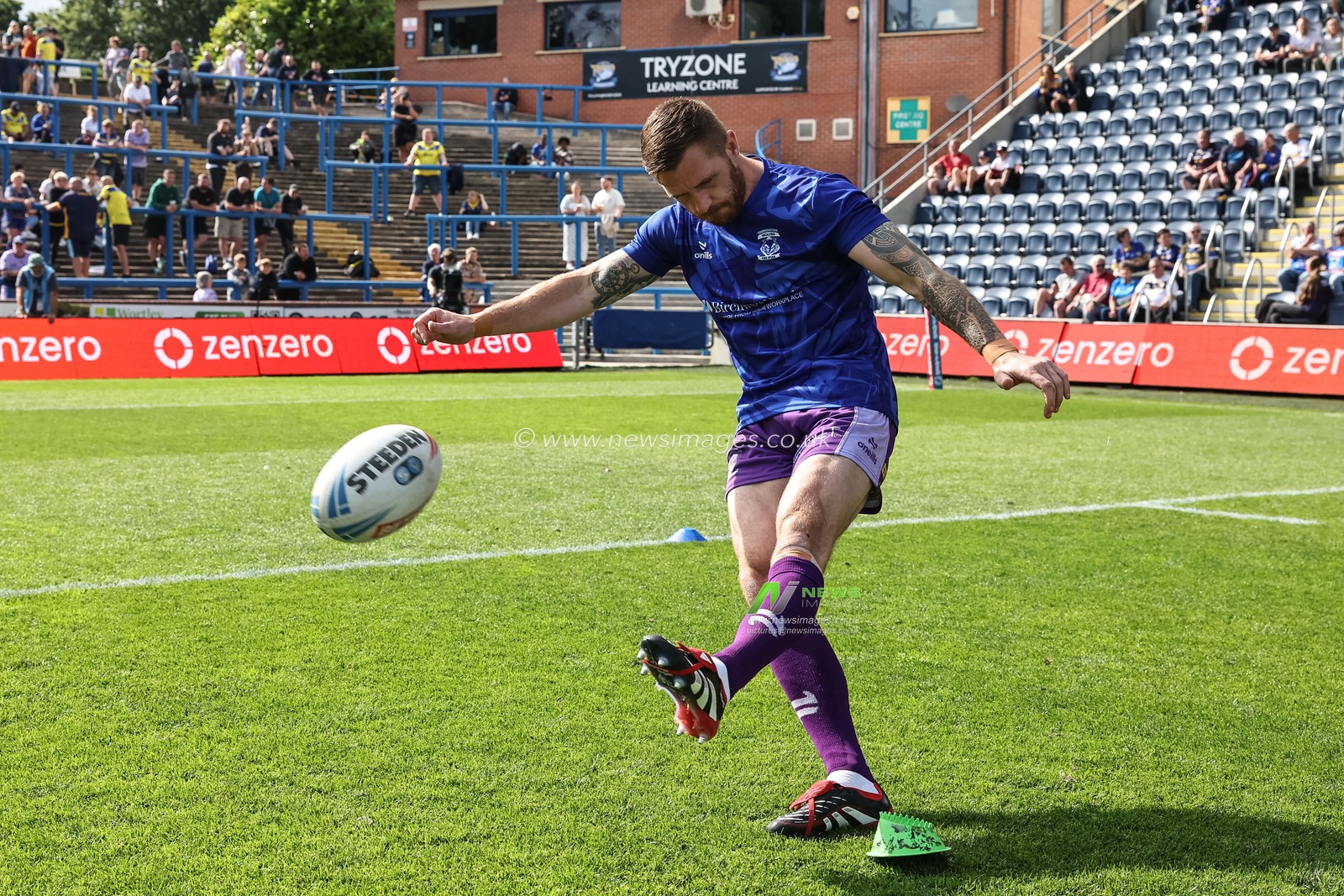 Marc Sneyd of Warrington Wolves in the pre-game warm up during the Betfred Super League Round 14 Leeds Rhinos v Warrington Wolves at Headingley Stadium, Leeds, United Kingdom, 14th June 2025

(Photo by Mark Cosgrove/News Images)