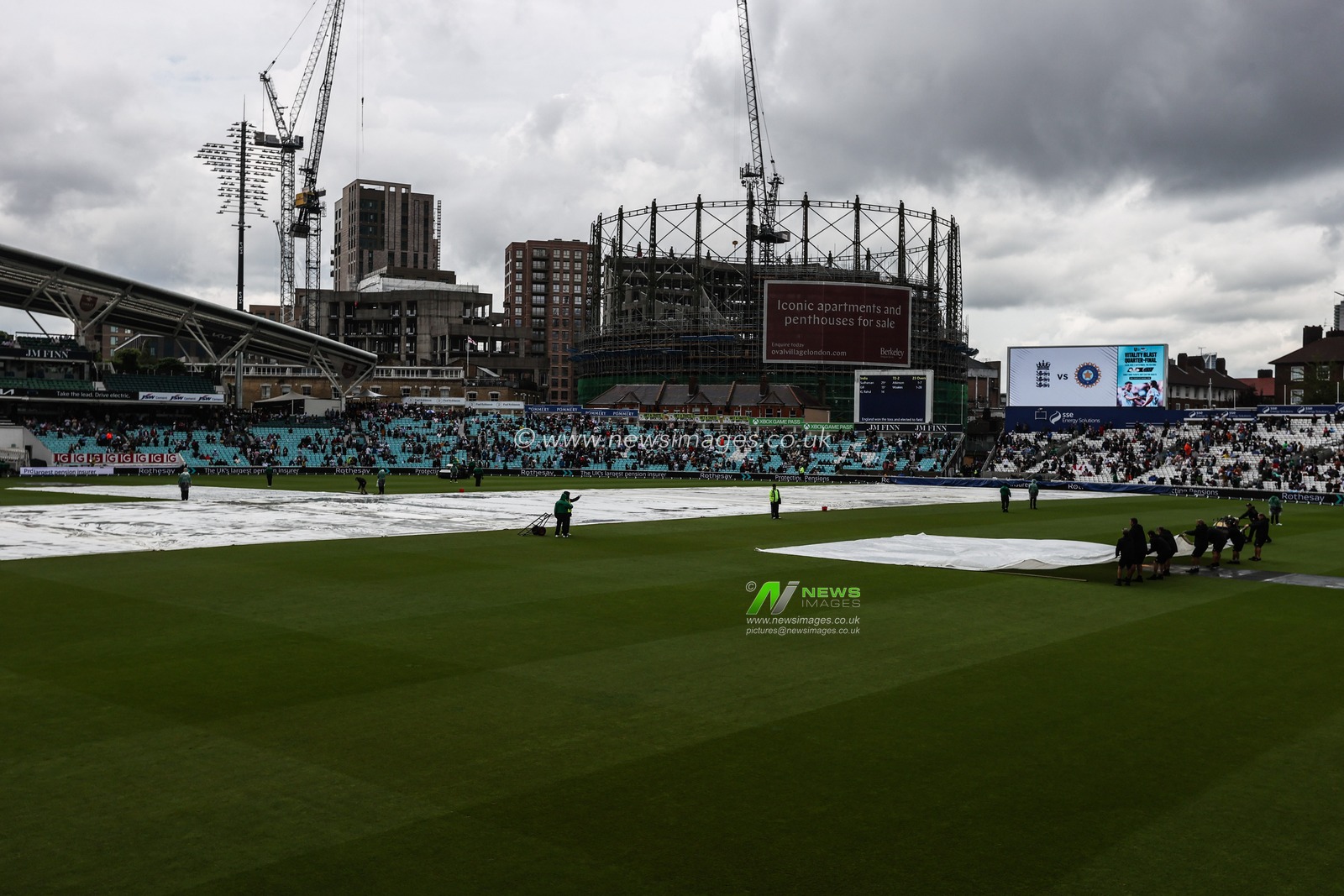 The covers are brought onto the pitch as heavy rain hits the Oval during the Rothesay 5th Rothesay Test Day 1 Match England v India at The Kia Oval, London, United Kingdom, 31st July 2025

(Photo by Alfie Cosgrove/News Images)