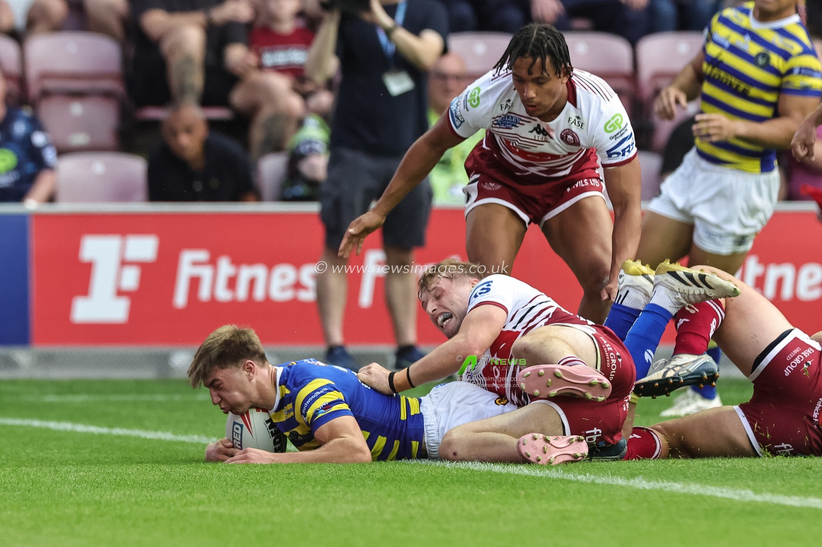 Ewan Irwin of Warrington Wolves goes over for a try during the Betfred Super League round 18 match Wigan Warriors vs Warrington Wolves at The Brick Community Stadium, Wigan, United Kingdom on 10 July 2026

(Photo by Mark Cosgrove/News Images)