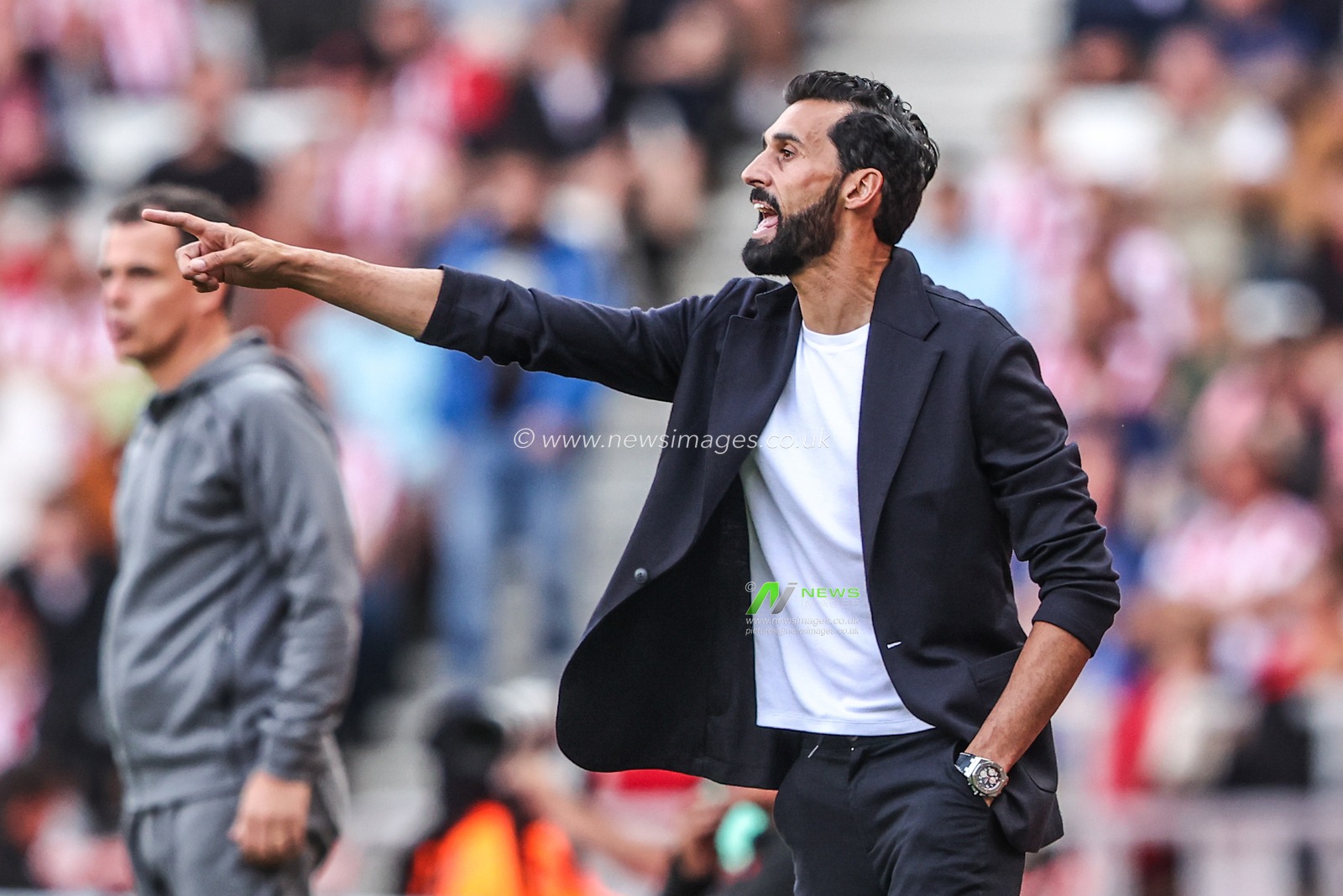 Alvaro Arbeloa manager of Fulham gives his team instructions during the Premier League match Sunderland vs Fulham at Stadium Of Light, Sunderland, United Kingdom on 30 August 2026

(Photo by Alfie Cosgrove/News Images)