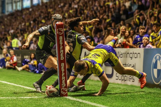 Jake Thewlis of Warrington Wolves goes over for a try during the Betfred Super League Round 22 match Warrington Wolves vs Catalans Dragons at Halliwell Jones Stadium, Warrington, United Kingdom, 14th August 2025

(Photo by Alfie Cosgrove/News Images)