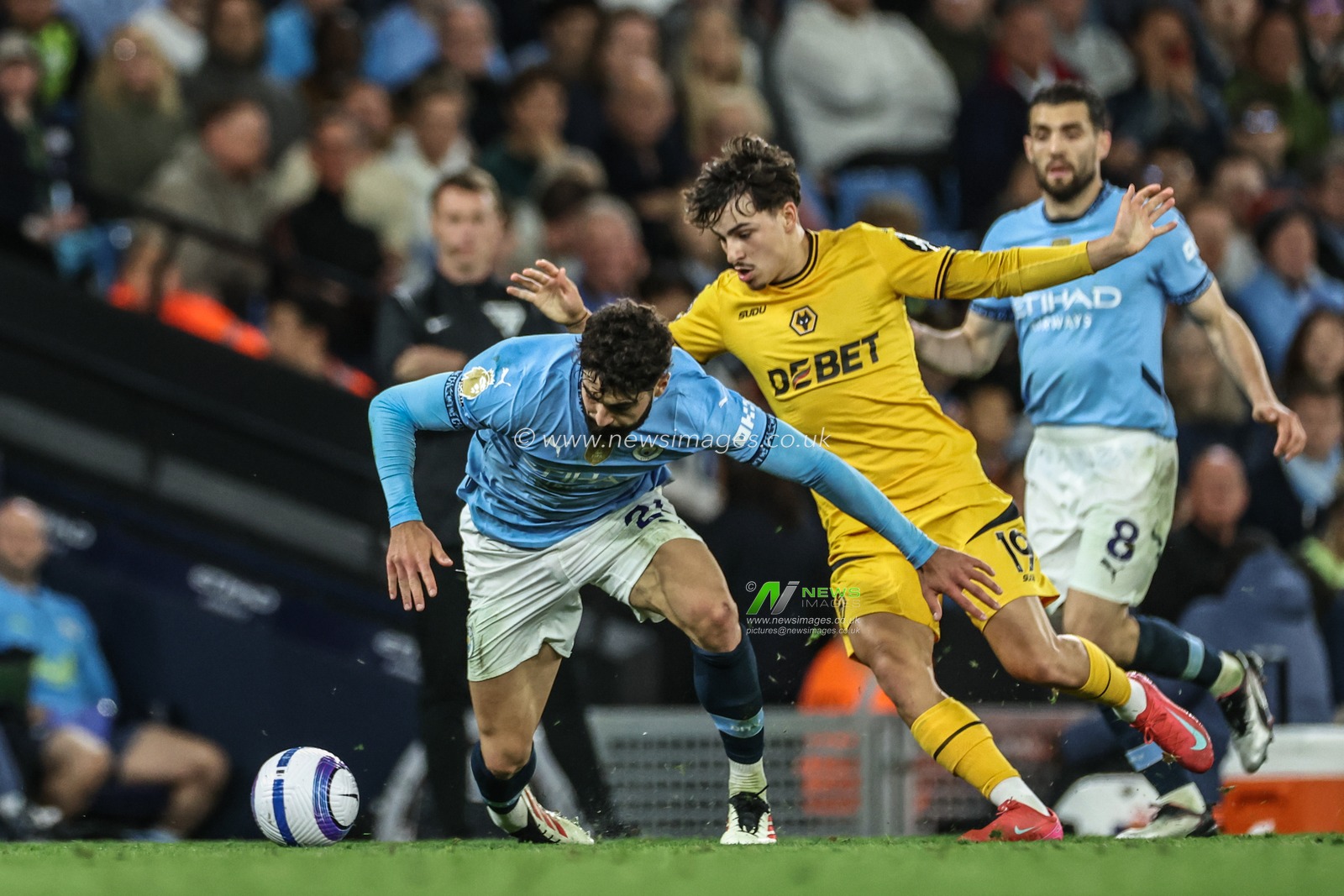 Rodrigo Gomes of Wolverhampton Wanderers and JoÅ¡ko Gvardiol of Manchester City battle for the ball during the Premier League match Manchester City vs Wolverhampton Wanderers at Etihad Stadium, Manchester, United Kingdom, 2nd May 2025

(Photo by Mark Cosgrove/News Images)