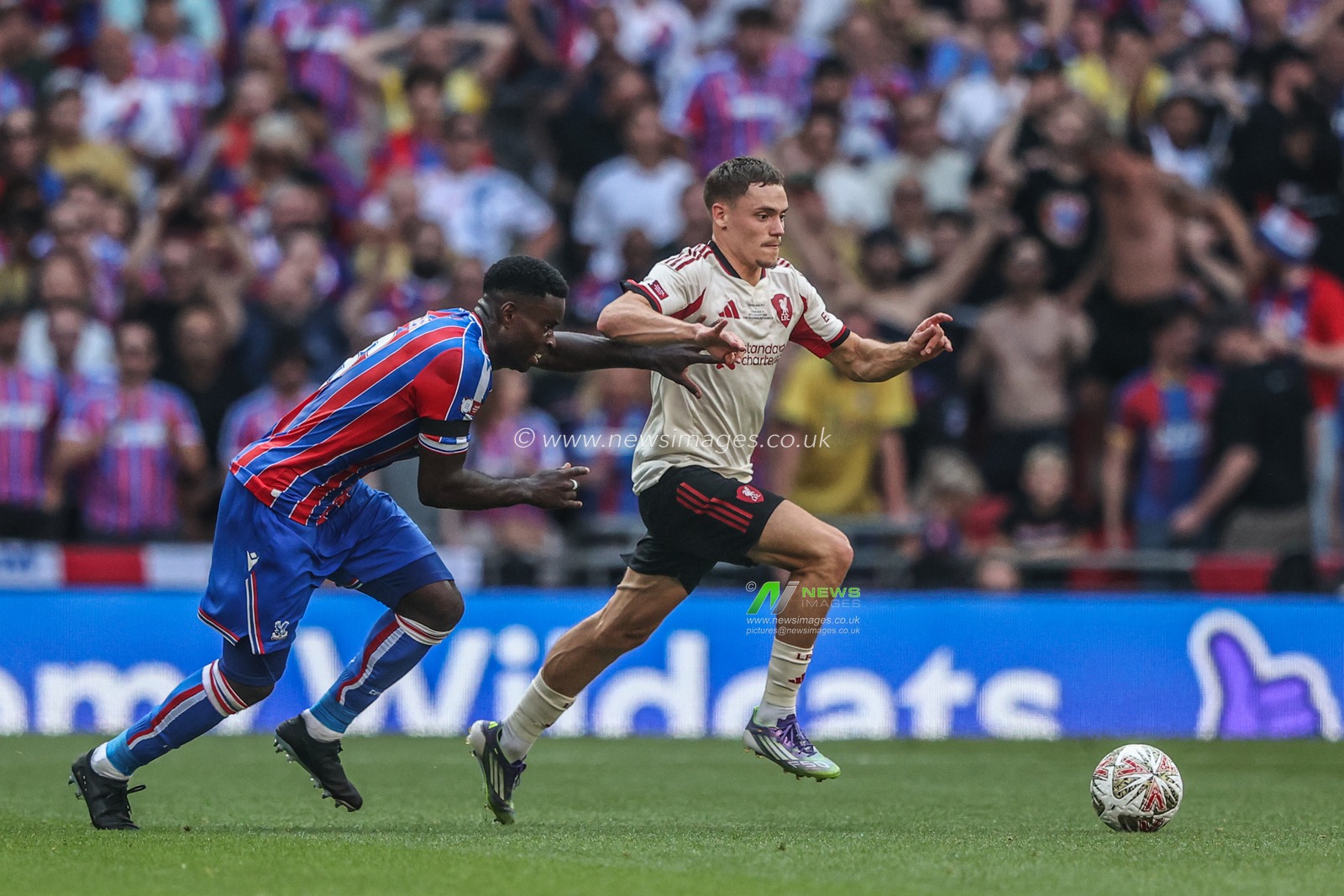 Florian Wirtz of Liverpool breaks with the ball during the The FA Community Shield match Crystal Palace vs Liverpool at Wembley Stadium, London, United Kingdom, 10th August 2025

(Photo by Alfie Cosgrove/News Images)
