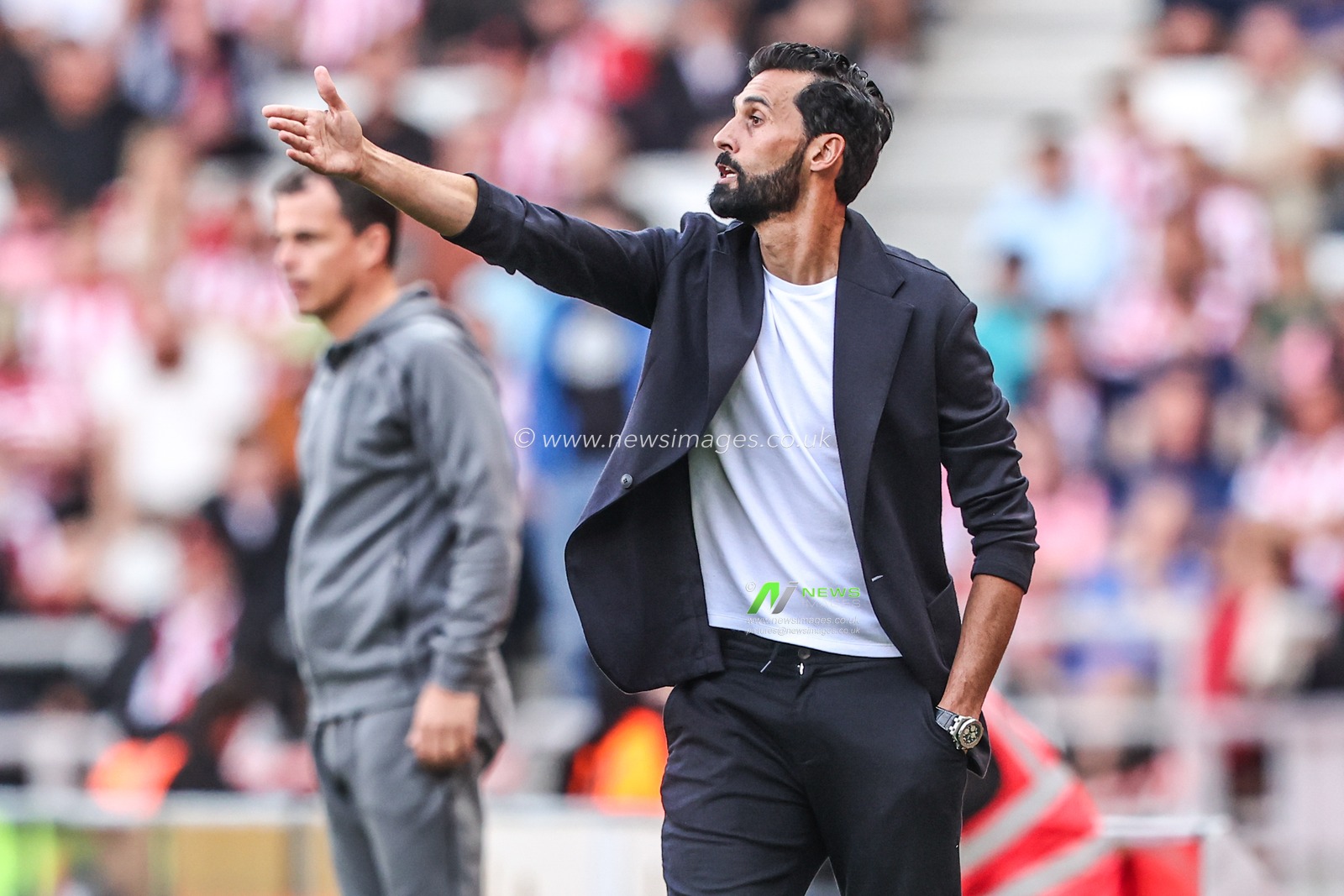 Alvaro Arbeloa manager of Fulham gives his team instructions during the Premier League match Sunderland vs Fulham at Stadium Of Light, Sunderland, United Kingdom on 30 August 2026

(Photo by Alfie Cosgrove/News Images)