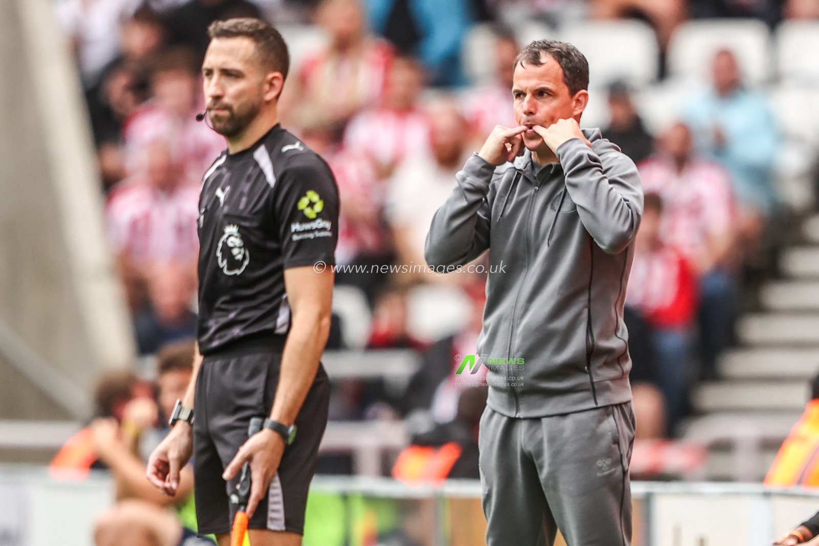 Regis Le Bris manager of Sunderland gives his team instructions during the Premier League match Sunderland vs Fulham at Stadium Of Light, Sunderland, United Kingdom on 30 August 2026

(Photo by Alfie Cosgrove/News Images)
